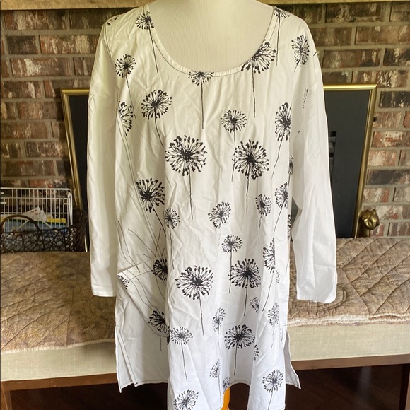 snapdragon & twig Tops - SNAPDRAGON & TWIG Floral Print White and Black Women's Top/dress. Long loose fit